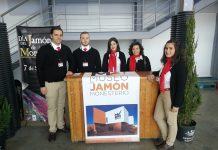 ALUMNOS Y ALUMNAS DE LA ESCUELA PROFESIONAL «TENTUDÍA TURÍSTICA» OFRECIERON INFORMACIÓN DE LA COMARCA DURANTE EL MERCADO DE LA DEHESA
